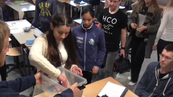 Enkelte norske skoleungdommer må legge mobilen sin i en boks til skoledagen er over.