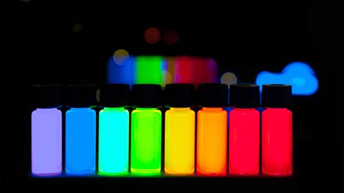 Quantum dots vises frem i et laboratorie. Ulike størrelse på kvanteprikkene gjør at de avgir ulike farger.