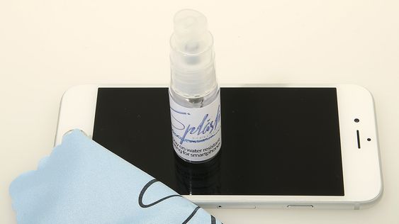 Reviveaphone Splash kommer på en liten sprayflaske som holder til én behandling. Det følger også med en liten mikrofiberklut.