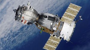 1600px-Soyuz_TMA-7_spacecraft2edit1.300x