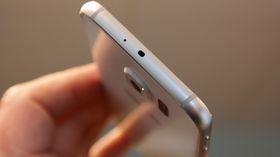 Den fremtidige Galaxy S7-modellen kan bli enda tynnere enn den allerede spinkle S6, her avbildet, takket være den nye bildesensoren. bildesensor.