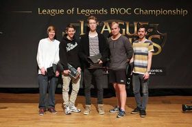 Rusted Media Gaming fra Buskerud folkehøgskole tok fjerdeplass på Dreamhack BYOC i fjor. Fra venstre: Daniel Andrè «Symphonize»Delbekk Johansen (top) Ludvig «Drawgan» Skåret (Support) Bendik «NoMoreSoup» Bore (Mid) Stian «White Korean» Robstad (Jungle)Markus «Exhausti» Løyte (ADC).