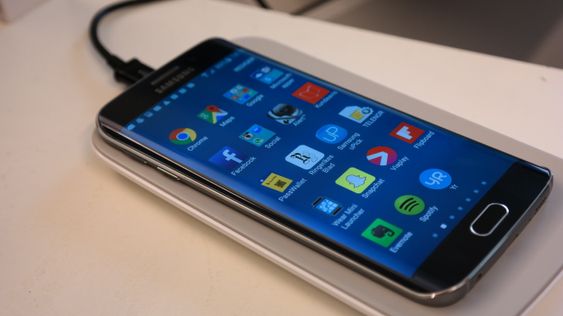 Her er telefonen plassert på en trådløs lader som egentlig er tilpasset Note 4. Men den fungerer uansett helt greit.