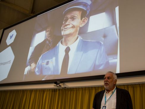 Nolan Bushnell forteller forsamlingen om selvdrevne drosjer.