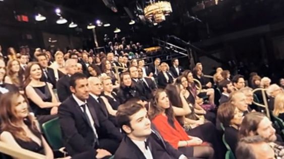 Selv uten VR-briller får du et inntrykk av hva det dreier seg om. Her har vi snudd oss til venstre, fordi Michael Douglas begynte å snakke fra den kanten.