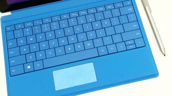 Tastaturet har fått større styreplate, lik den som er på Pro-versjonen. Pennen er den samme, og kommer nå i flere farger. På samme måte som på Pro, kan du starte One Note med ett trykk bak på pennen.