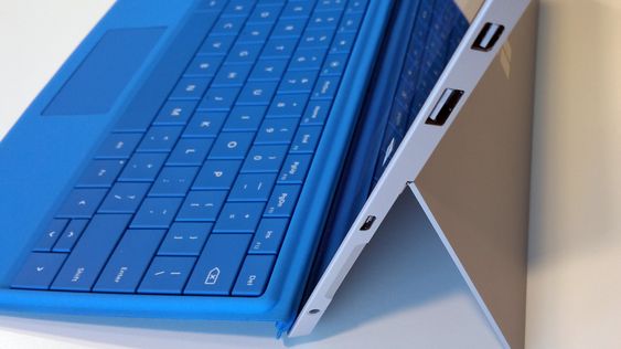 Portene sitter på høyre side av brettet. I likhet med Surface 3 Pro, kan Surface 3 plasseres i en krybbe med ekstra tilkoblingsmuligheter. Legg også merke til at det nye brettet har får ladekontakt av typen MicroUSB.