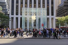 Apples butikker har som regel en kombinasjon av spesiell design og god beliggenhet. Selskapets nye klokkebutikker skal ligge rett ved gullsmedforretninger. Her et bilde av Apple Store ved Central Park i New York.