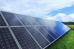 Mest sannsynlig er det «hjemmebatterier» som lades ved hjelp av solpaneler Tesla har på gang.