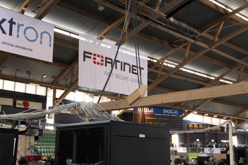 Ned til de åtte skapene nede på gulvet går det fiber- og strømkabler ned fra taket.