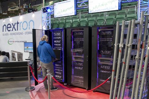 Sentralt plassert i hallen, slik at alle kan se dem, står en serie med skap der nettlinjen styres.