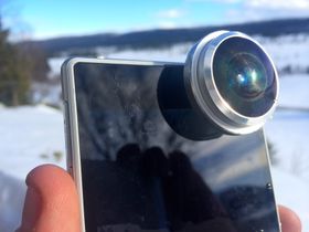 Med Super Fisheye (235°) på frontkameret blir øverste del av skjermen noe, vel, blokkert.