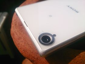 Objektivene festes med magnetisme til telefonen. For å få det til må du feste en av de medfølgende magnetringene på telefonen.