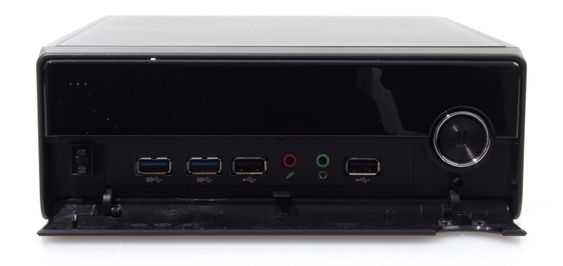 Fronten kan vippes ned for å gi rask tilgang til USB-kontakter og minijacker for lyd.
