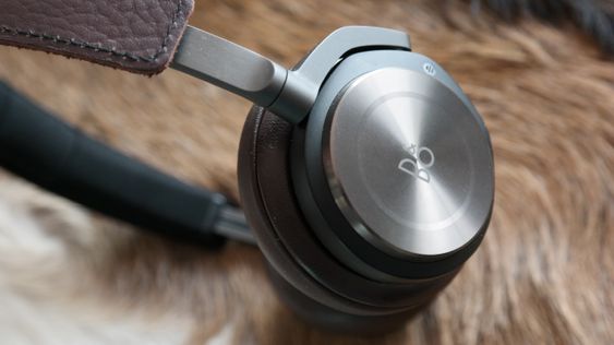 Logoen er diskret plassert på hver av øreklokkene. Bang & Olufsen brauter ikke.