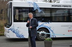 Konsernleder Kjetil Førsvoll i Boreal Transport foran en av de nye elbussene.