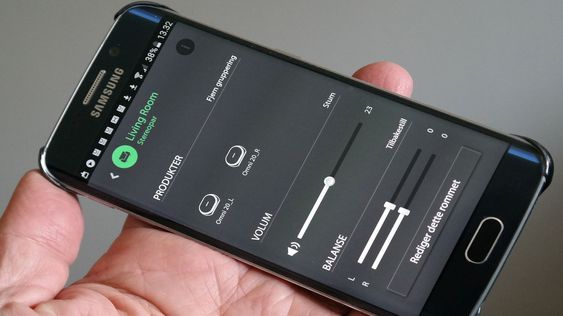 appen hjelper deg med oppsettet, for eksempel gjør den det enkelt å koble sammen høytalere i partymodus (spiller likt) eller som stereopar (spiller hver sin kanal).