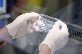 Hydrogeler er ekstremt sterke og fleksible, og har mange fordeler fremfor lateks. Typen som skal brukes i kondomene utskiller også selv glidemiddel.