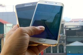 Galaxy S6 (venstre) og S6 Edge (høyre) i forgylt versjon.
