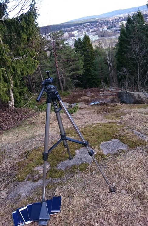Stativet er klart og ti forskjellige telefoner er ladet for anledningen.
