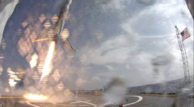 Nærbilde av Falcon 9-raketten under landingsforsøket.