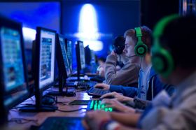 Flere av Norges beste e-sportutøvere deltok i konkurranser under Gigacon i fjor høst.