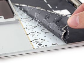 Batteriet er limt fast og må skrapes ut fra dekselet.