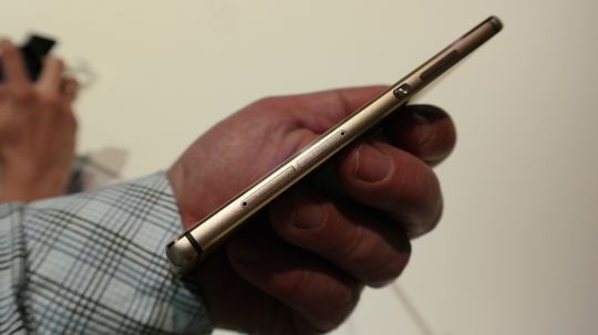 Huawei PP8 er tynn og lekker. Den har antenner både i topp og bunn, slik at du ikke skal kunne kvele signalet med hånden.