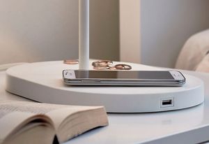 Flere av møblene har både trådløs lader og USB-utgang.