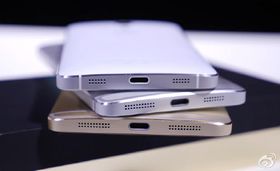 De tre telefonene oppå hverandre, alle med den nye USB.pluggen.