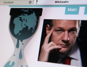 WikiLeaks og Julian Assange mener det er gode grunner til å publisere det stjålne materialet.