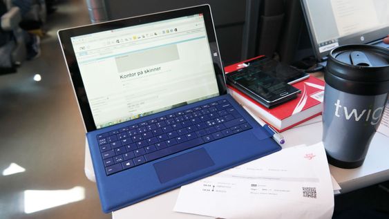 Bordet gir god plass til en bærbar PC. Her bruker vi en Surface Pro 3, som vi kan bruke hele veien uten å lade den. Vi lader likevel, siden laderen også forskyner mobilene våre med strøm. DSe er ikke like glade for en 6 timer togtur med skjermen tent og apper kjørende.