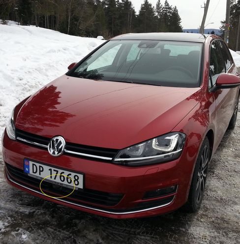 Volkswagen, Tesla eller heftig Mercedes. Alle har avanserte assistansesystemer, som av og til omtales som «autopilot». På en Golf henger det en sonar under skiltplaten, og det bor et kamera i speilfestet i taket. Selv om du kan slippe unna med å slippe rattet, er den ikke selvkjørende.