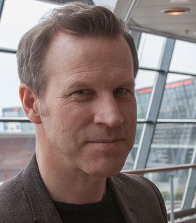 Informasjonssjef i Telenor, Anders Krokan, forklarer at selskapet jobber aktivt med å gi mest mulig realistisk informasjon til kundene.