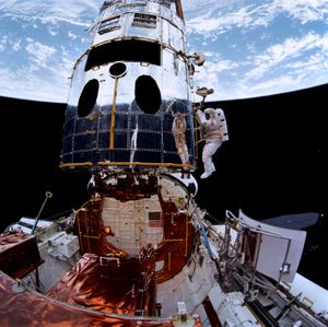 Astronautene Musgrave og Hoffman installerer nytt utstyr for å reparere Hubble.