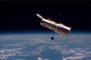 Hubble-teleskopet sett fra romfergen Discovery, i 1997.