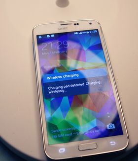 Samsung S5 med ladedekselet sitt på.