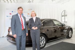 Den tyske ministeren Johanna Wanka fikk fylt bilen sin med e-diesel.