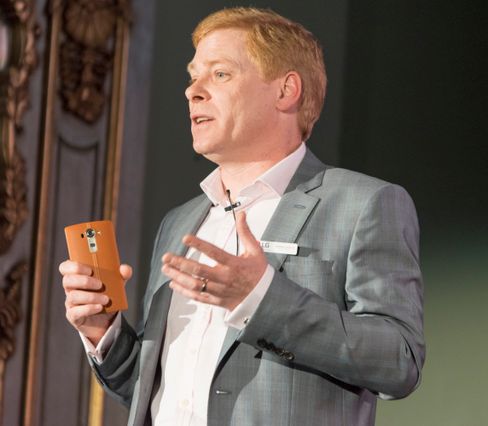 Andrew Coughlin leder LGs mobildivisjon i Storbritannia, og var hovedpresentøren under ettermiddagens lansering.
