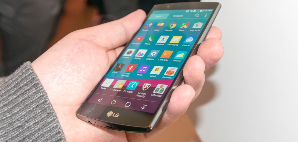 Selv om LG G4 har 5,5 tommer stor skjerm, føles den mer kompakt i hånden.