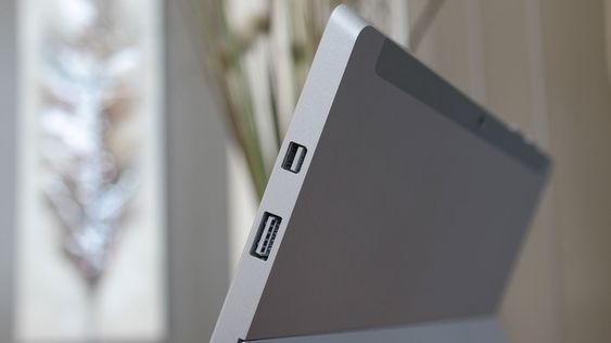 Det er smått med tilkoblingsmuligheter. En USB 3.0-port, en mini displayport, lyd, lag.