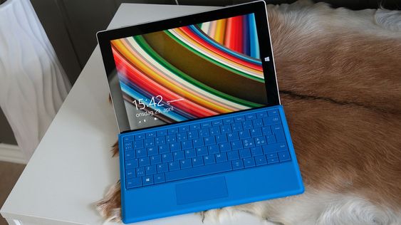Tastaturet er ekstrautstyr. Dyrt ekstrautstyr. Det er faktisk dyrere enn det tilsvarende tastaturet til Pro-versjonen, noe dollarkursen får ta skylden for.