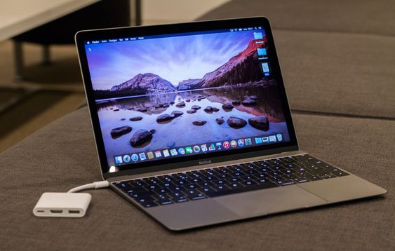 Dette adapteret koster 800 kroner og er nødvendig i all praktisk bruk av MacBook.