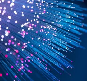 Kapasiteten til de fiberoptiske kablene vil snart være sprengt, mener forskere.