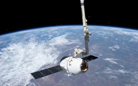 Dragon-kapselen har tidligere koblet seg sammen med den internasjonale romastasjonen (ISS), men nå skal en ny versjon brukes som nødkapsel.