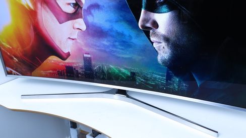 Foten er tøff, samtidig som resten av TV-en er stilren.