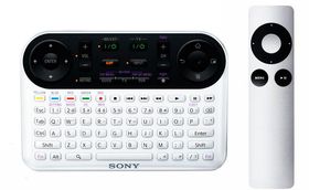 Sonys Google TV-fjernkontroll mot Apples fjernkontroll.