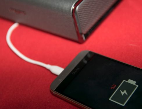 Du kan bruke Sound Blaster Roar til å lade mobilen din om den er tom for strøm. Batteriet er på 6000 mAh, noe som burde gi både en full mobillading og mange timer musikk ved siden av.
