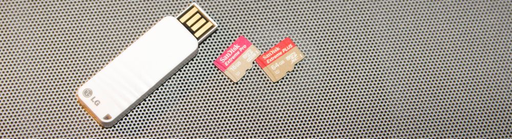 Til tross for bøttevis av funksjoner, knapper og innganger, er det bare én av disse tre minneenhetene som virker med Sound Blaster Roar. Brikken lengst til høyre har for mye lagringsplass, mens den ordinære USB-porten ikke kan spille av fra minnepinner. Gullhår-kortet er i midten. Det er akkurat passe stort, og riktig standard.