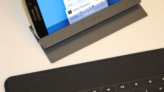 Støttefoten kan løsnes fra tastaturet. men da blir det for lett til å holde på et nettbrett. En mobil klarer den imidlertid helt greit.